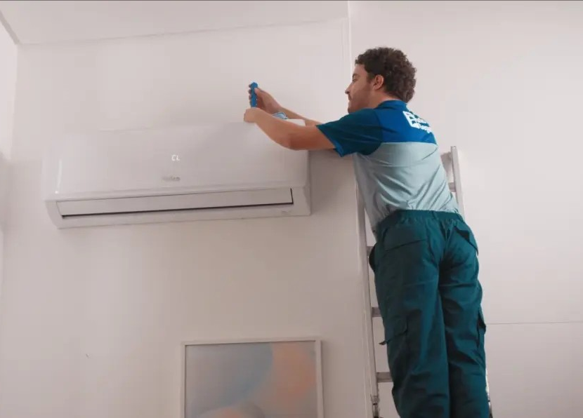 Conserto do ar-condicionado, manutenção, ar condicionado quebrado, calor, verão, 