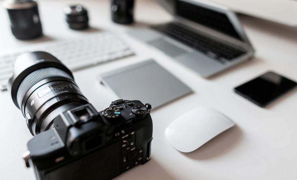 note book, maquina fotográfica, equipamento de som, 